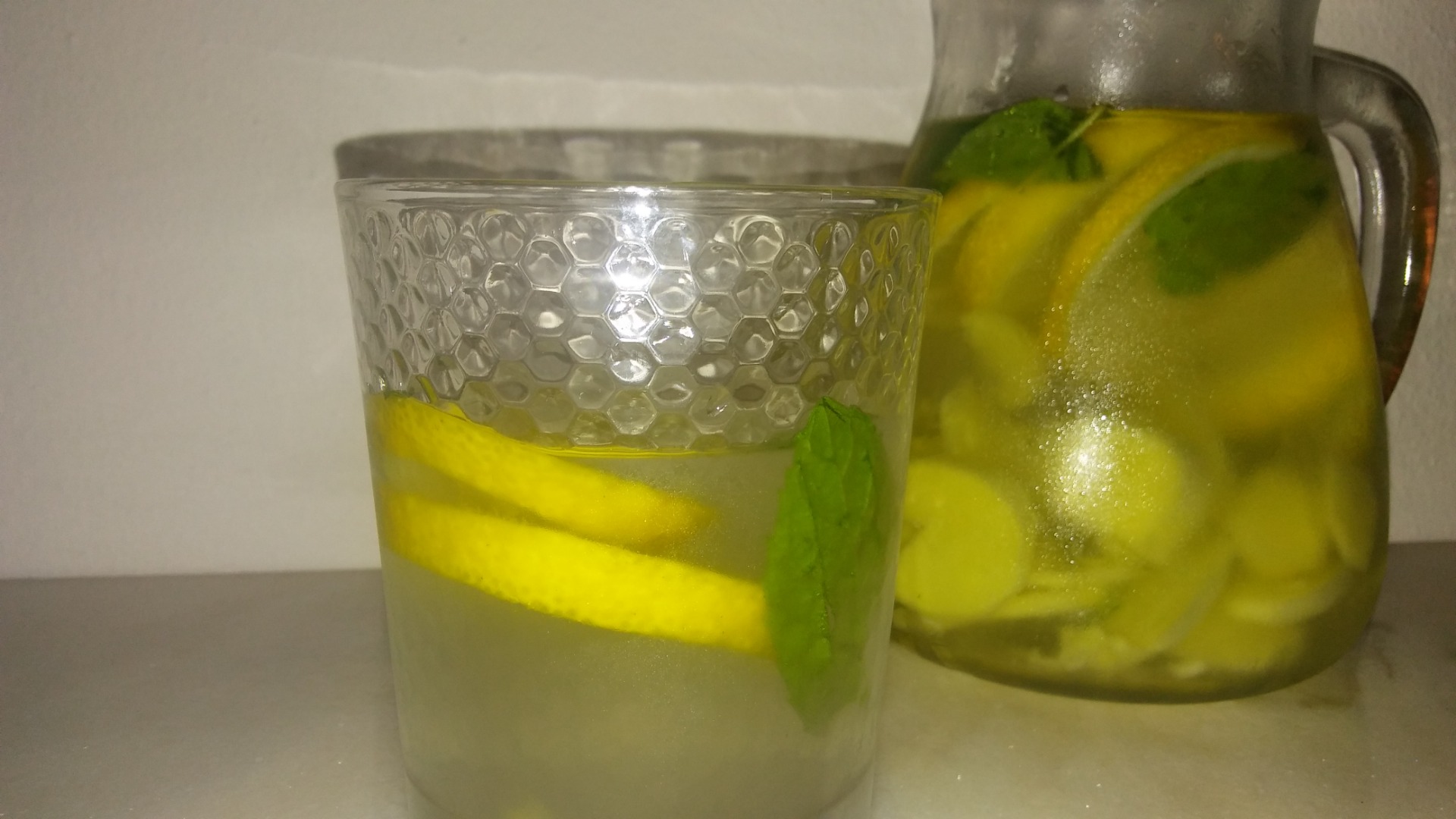 Acqua detox con limone, zenzero e menta