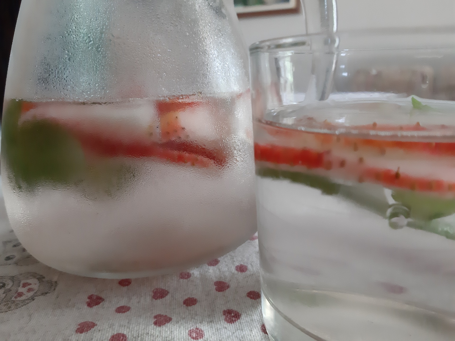 Acqua detox fragole e menta